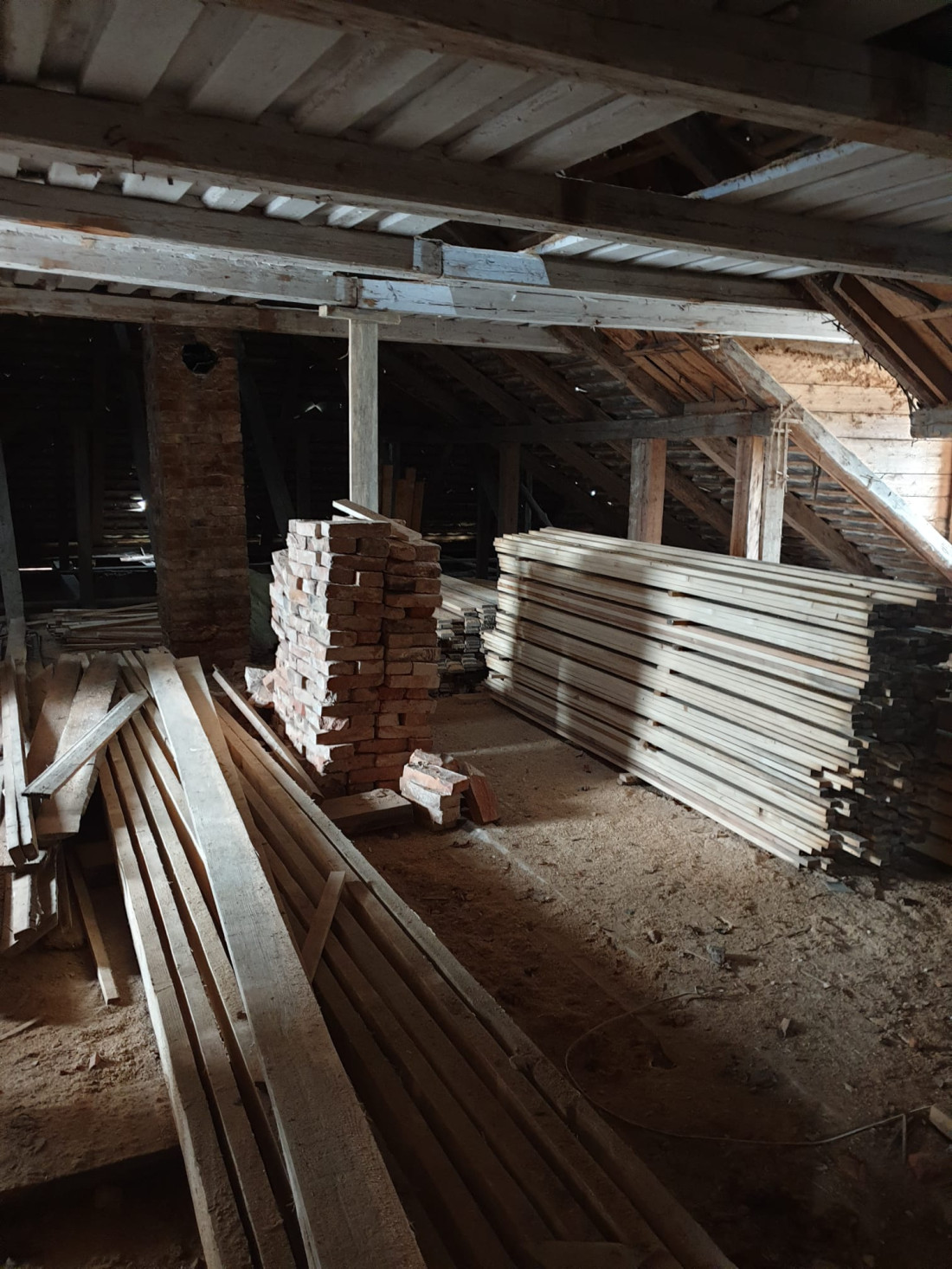 Bēniņos ir novietoti celtniecības materiāli 