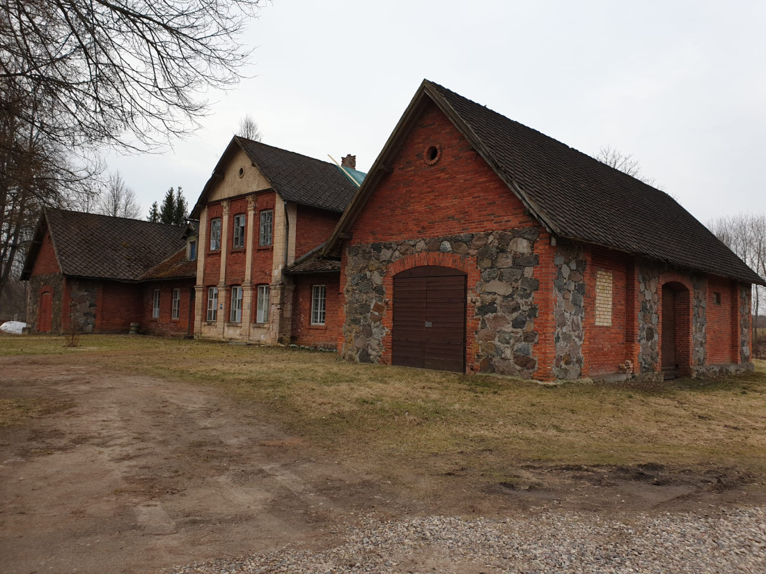 Māja ir celta no laukakmeņiem un ķieģeļiem