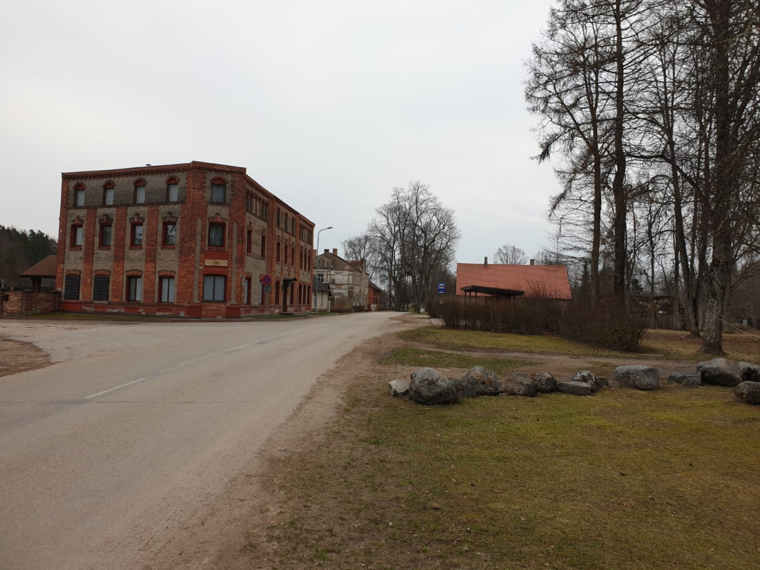 Kaimiņos ir 3 stāvu ēka pie asfaltētas ielas 