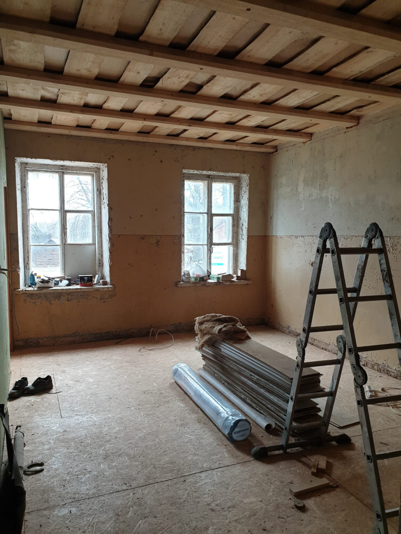 В доме проведен ремонт - заменены потолки и начат ремонт пола