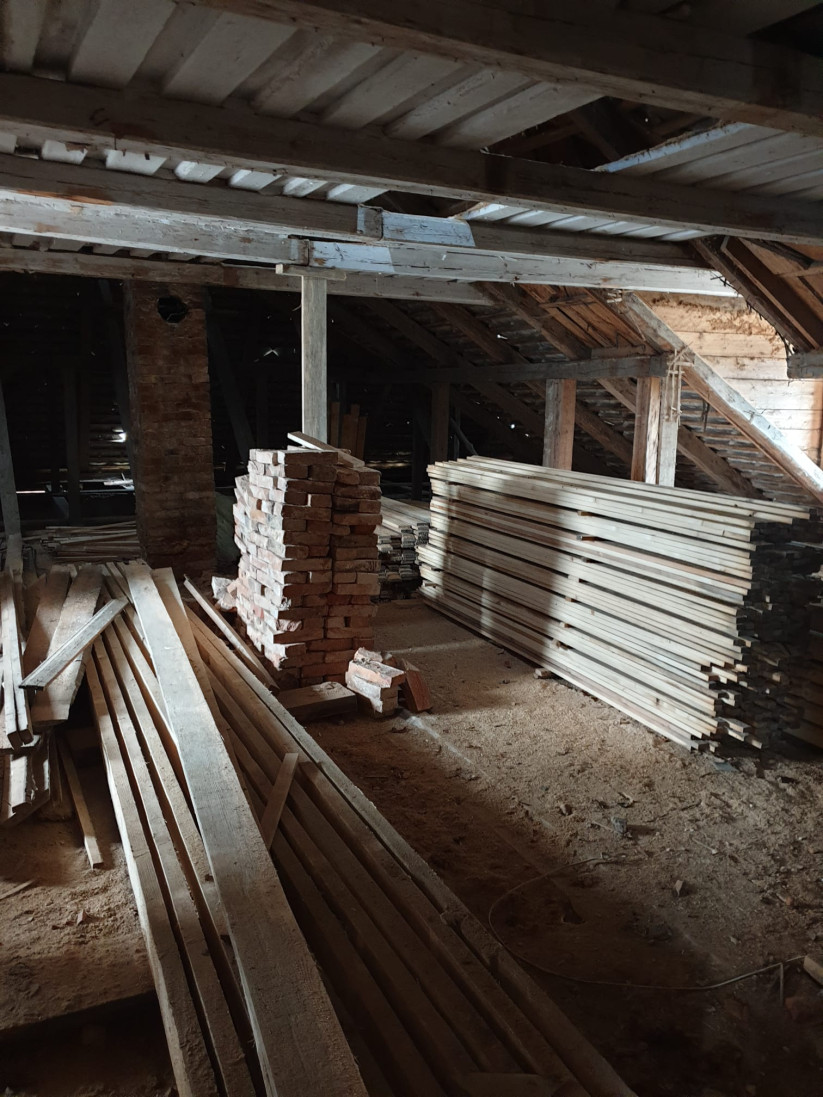 Bēniņos ir novietoti celtniecības materiāli 
