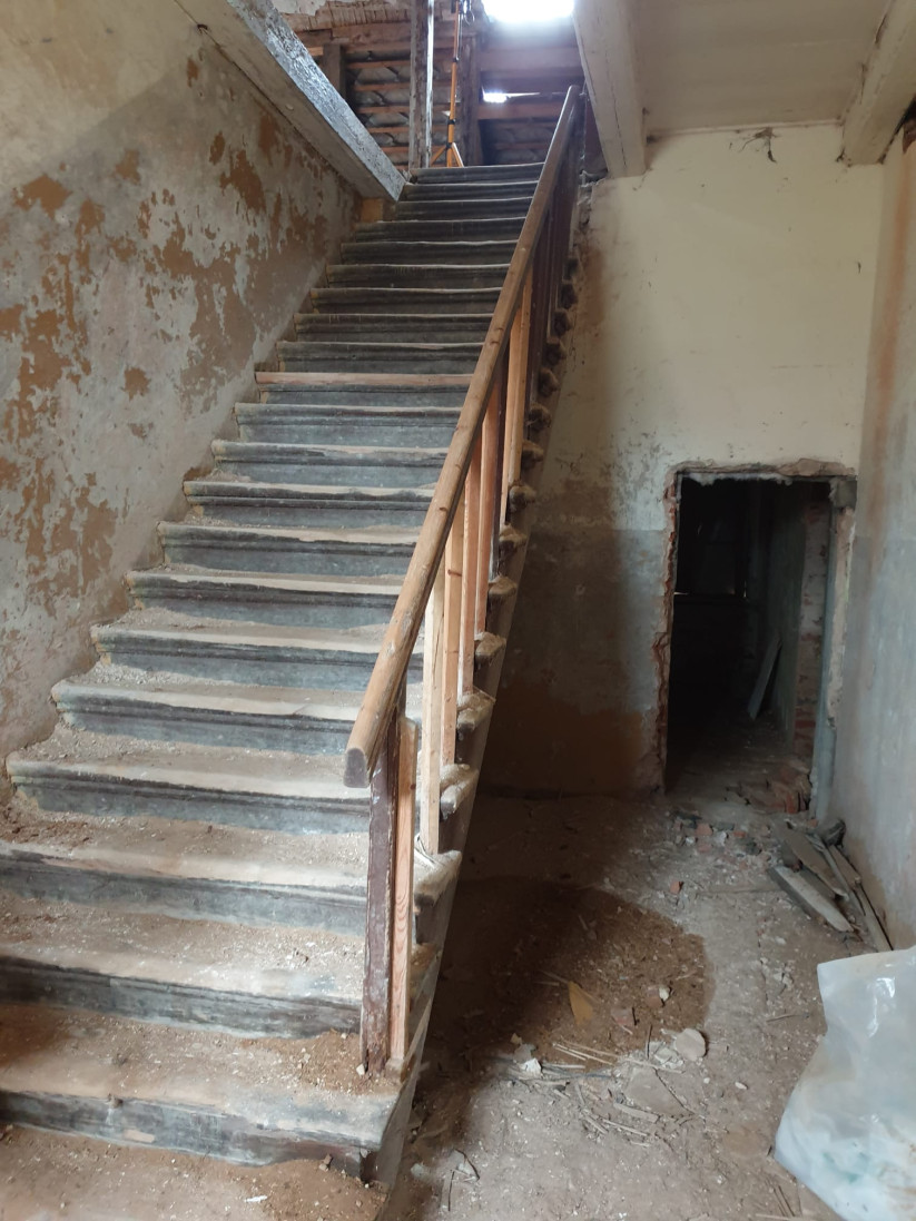 Старая лестница ведет на второй этаж 