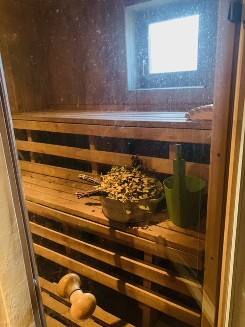 Sauna ar koka soliņiem un logu.
