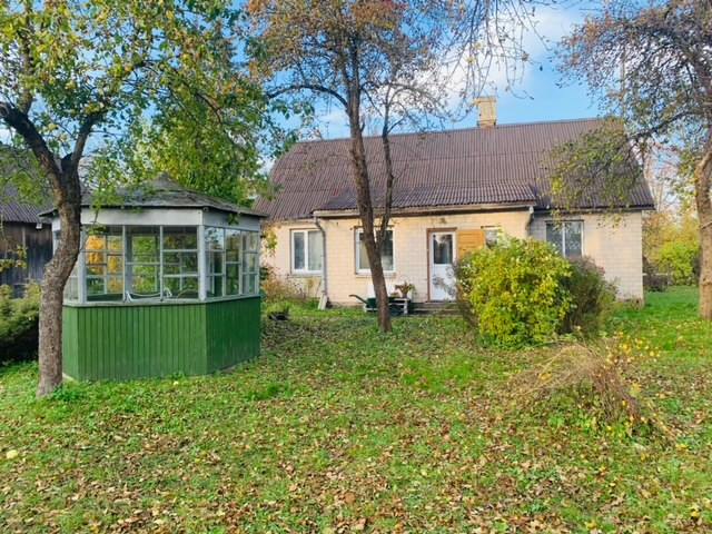 Privātmāja ar dārzu un kokiem.