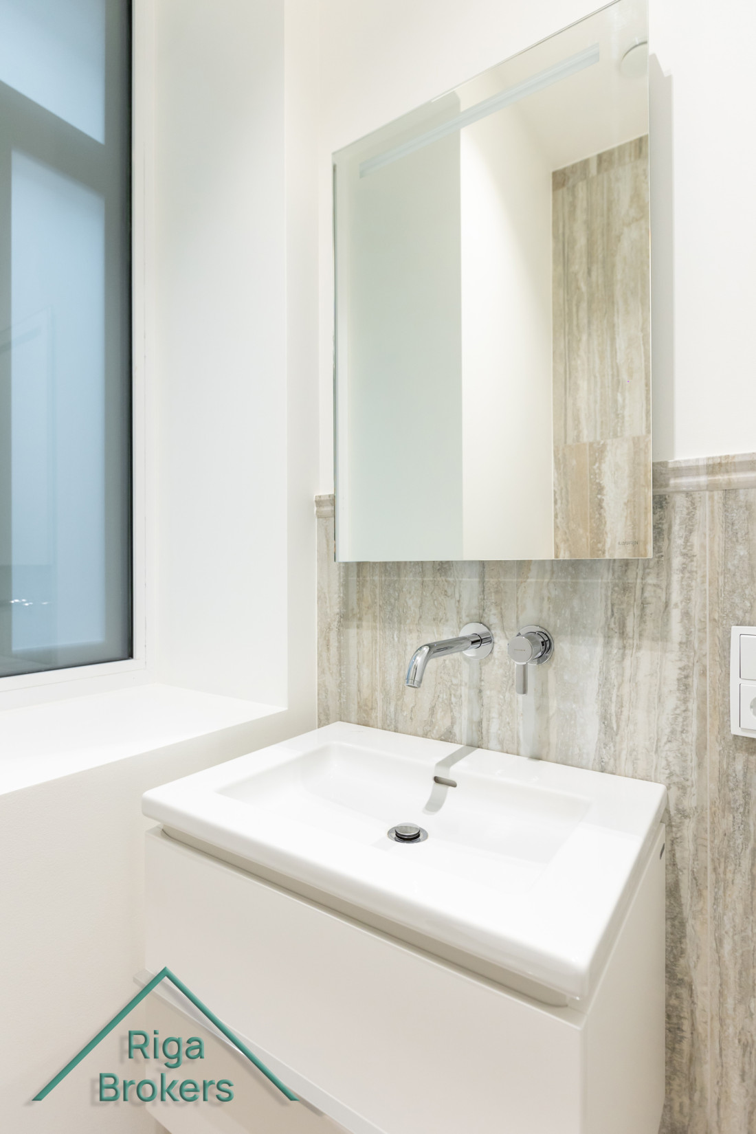 Modern bathroom sink design with mirror.