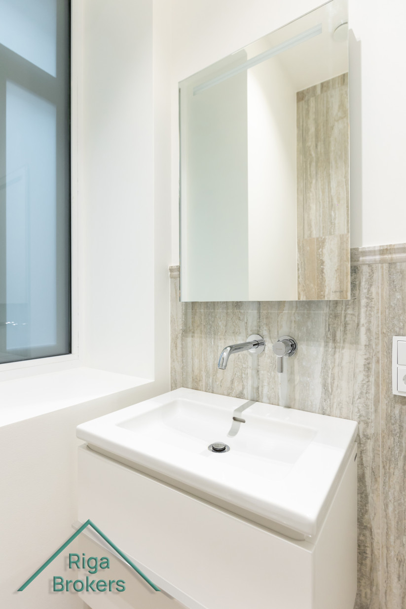 Modern bathroom sink design with mirror.