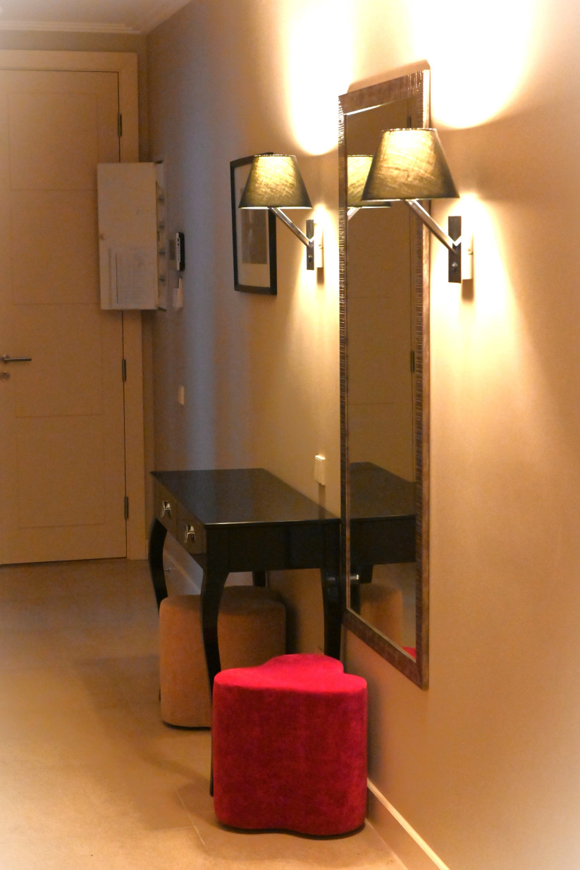 Elegants gaitenis ar spoguli un lampām.