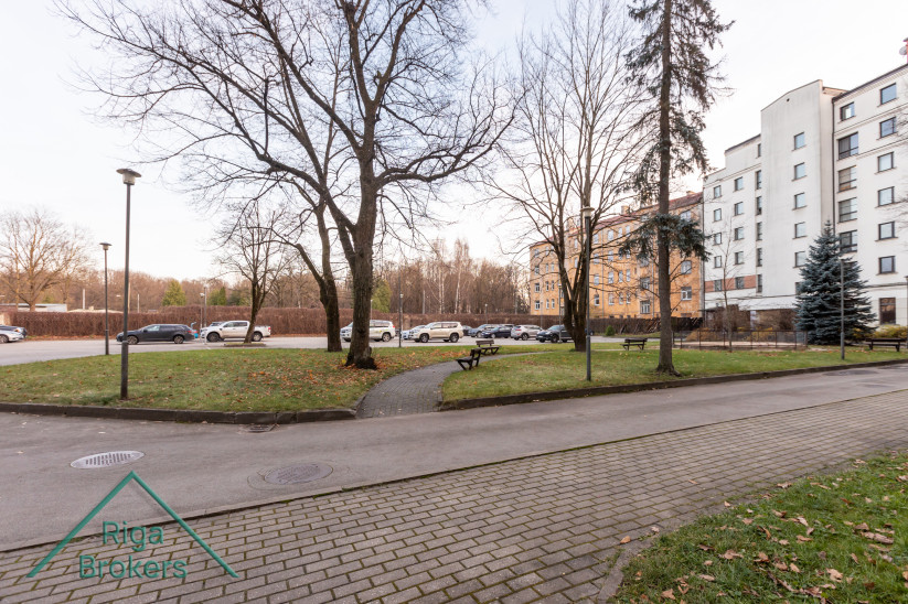 Autostāvvieta pie daudzstāvu ēkas