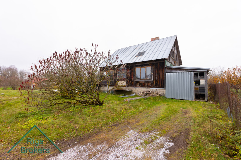  Māja ar noliktavu un pagalmu.