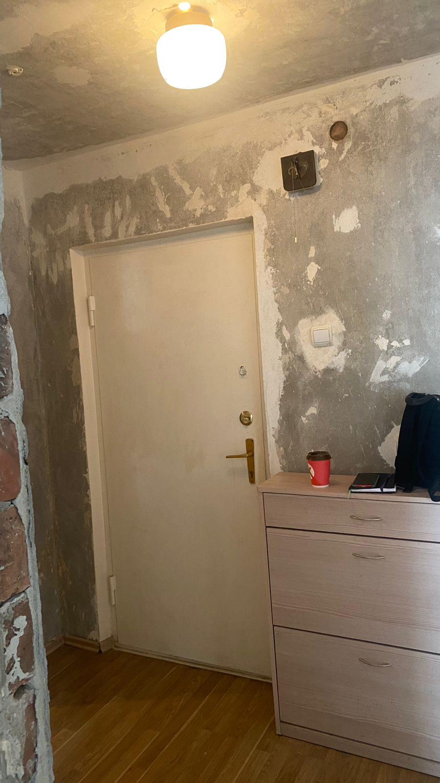 Pelēka sienu un lustras istaba remonta laikā. 