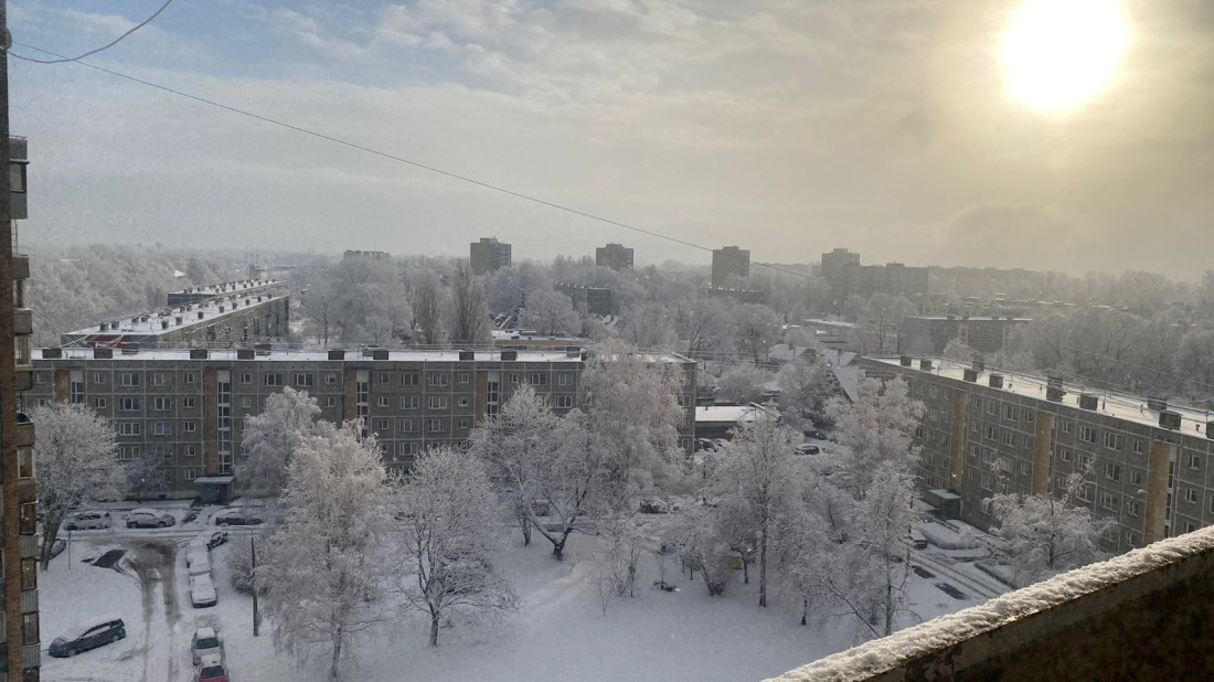 Ziemas ainava no balkona.