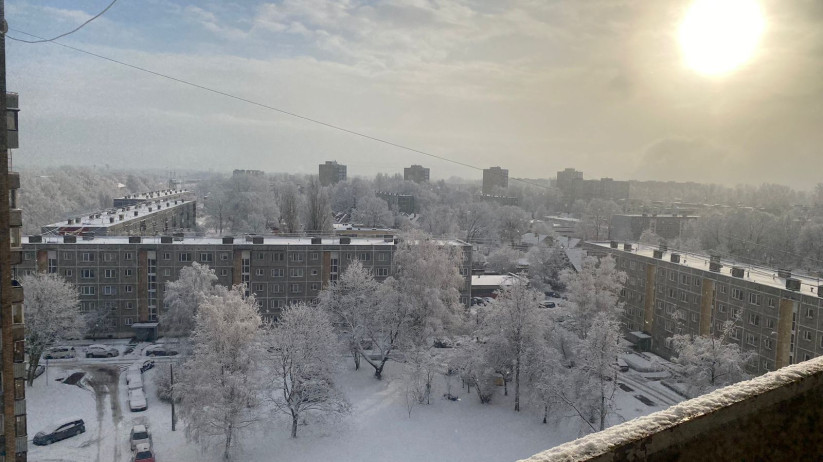 Ziemas ainava no balkona.