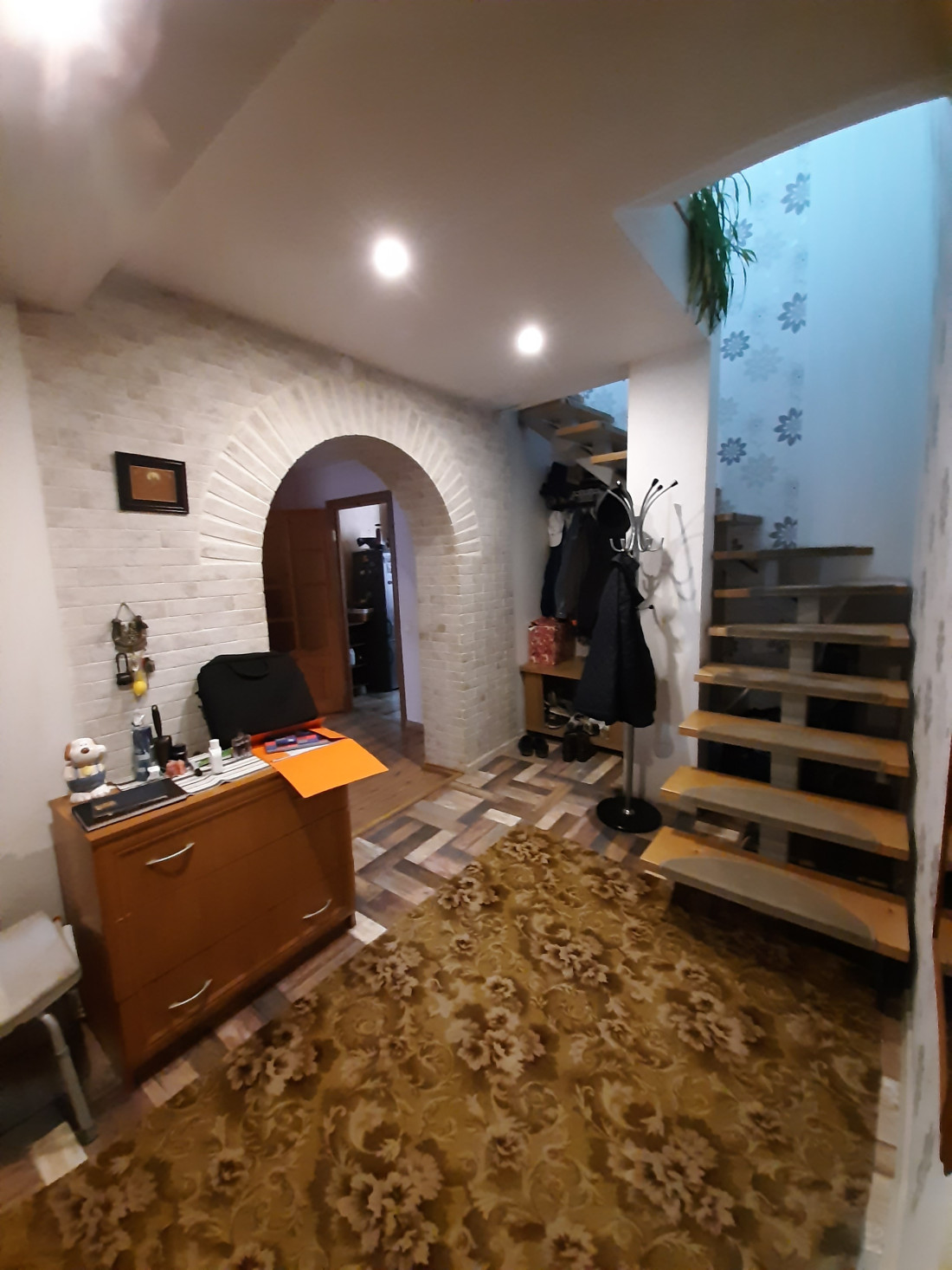 Priekštelpa ar paklāju un kāpnēm.