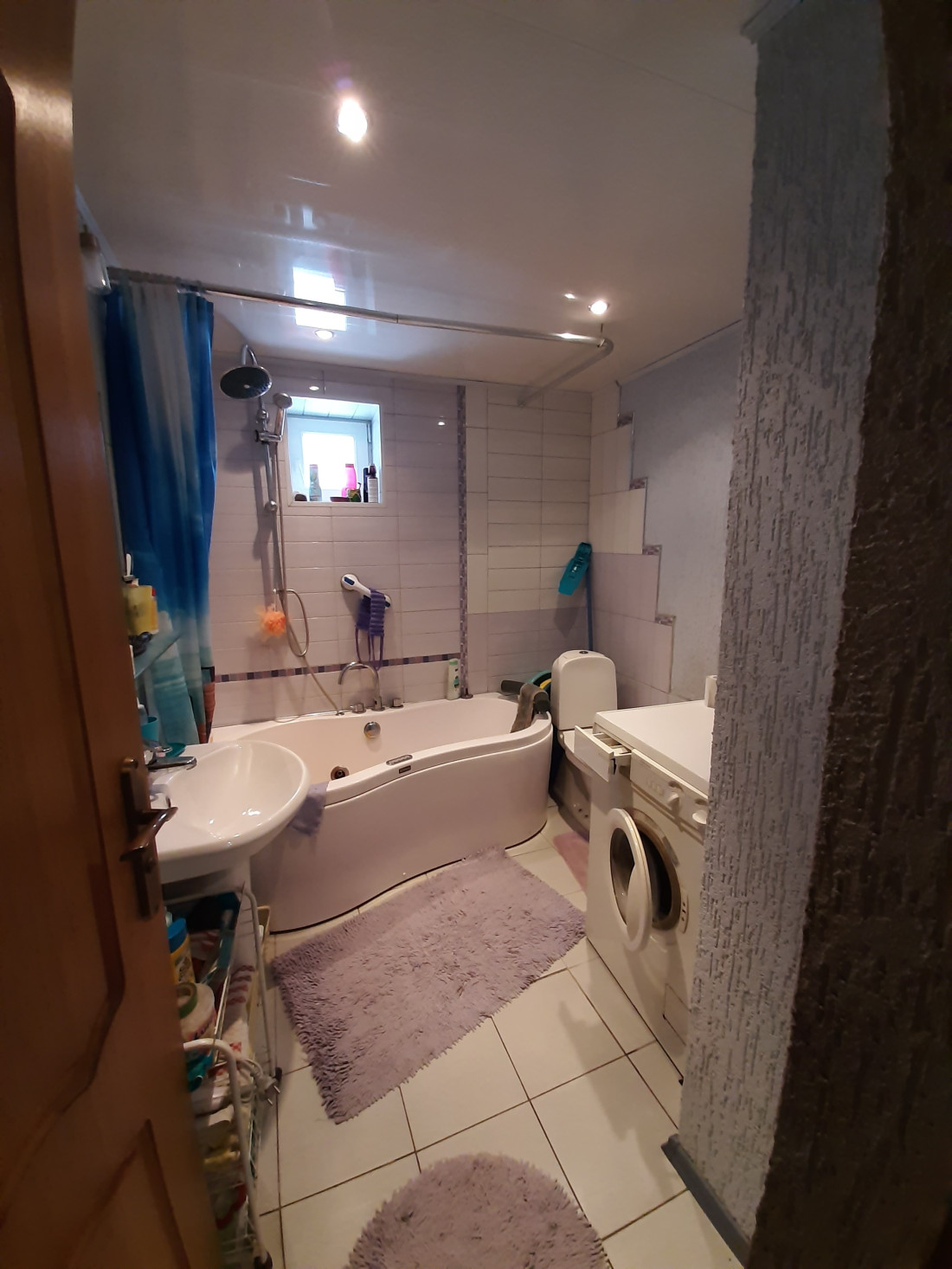 Vannas istaba ar vannu un veļas mašīnu. 