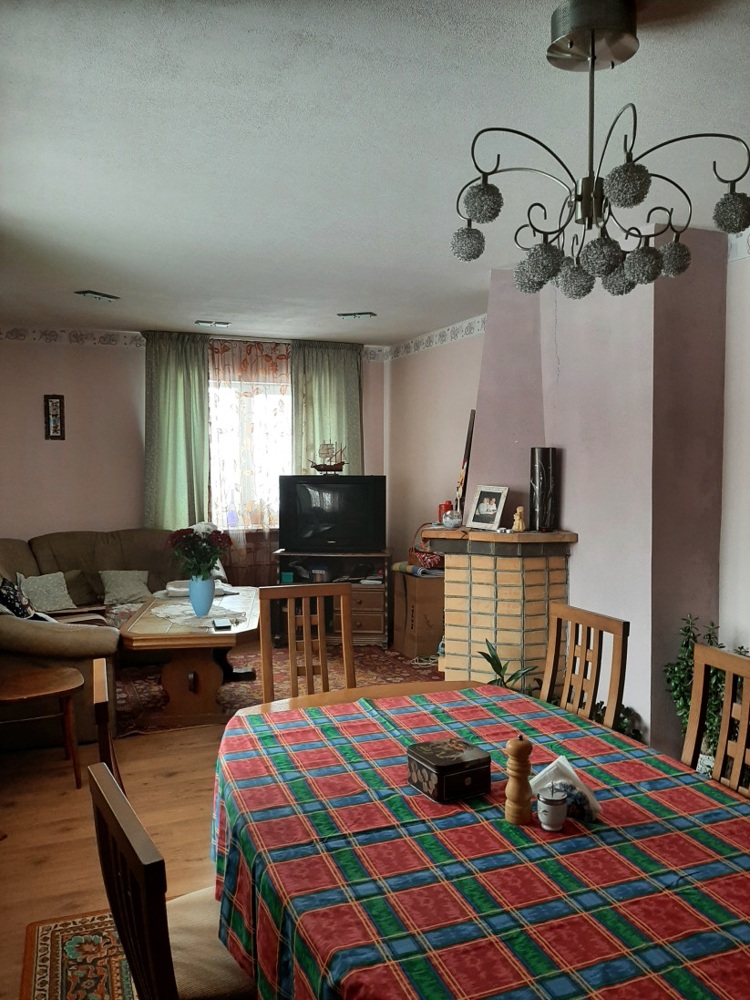 Dzīvojamā istaba ar daudzkrāsainu galdu un mēbelēm.