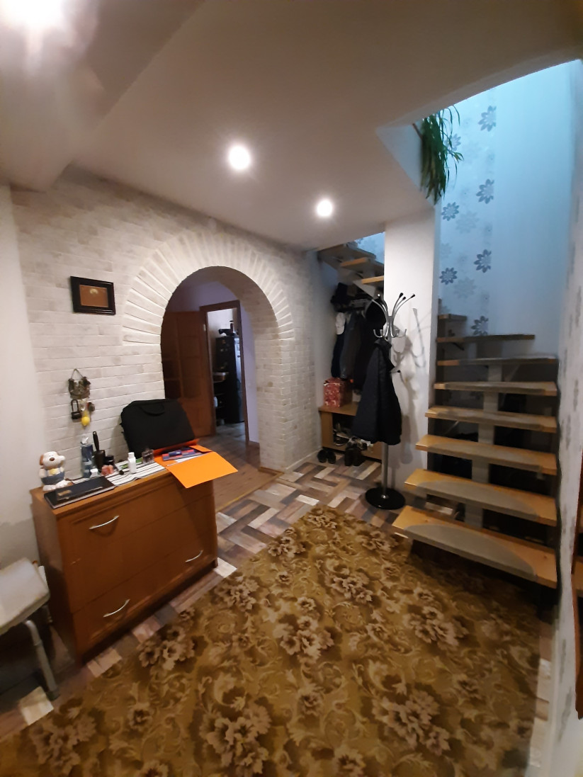 Priekštelpa ar paklāju un kāpnēm.