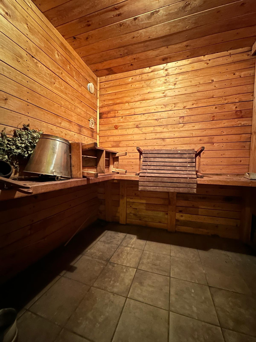 Koka pirts ar tradicionāliem elementiem.