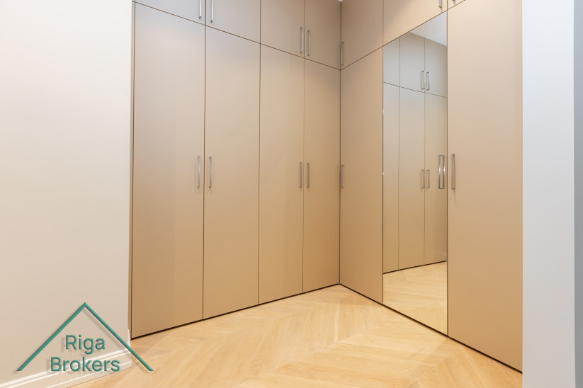 Built-in wardrobe with mirror.