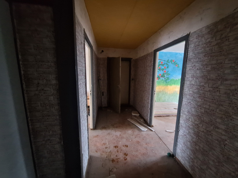 Istabas iekšējais skats ar sienas gleznojumu.