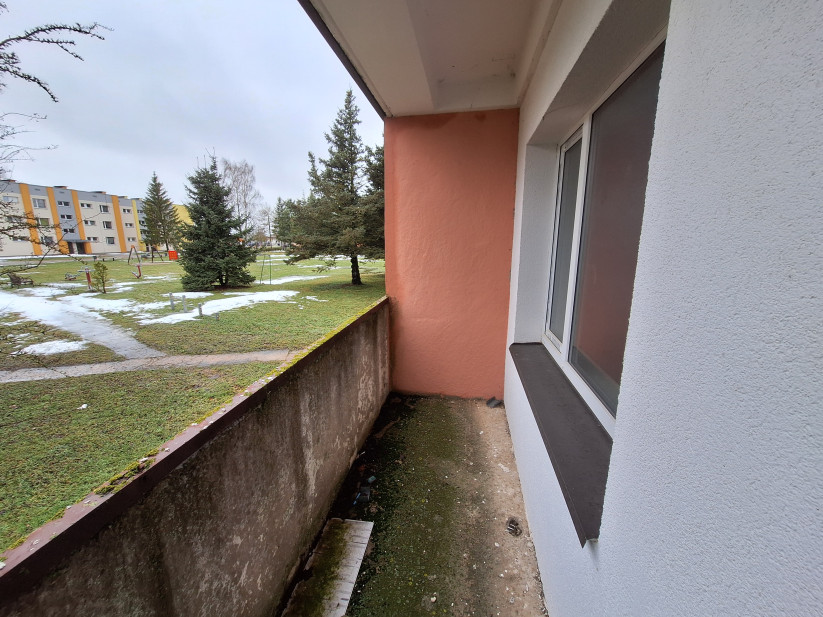 Balkons ar skatu uz zālienu un sniegu.