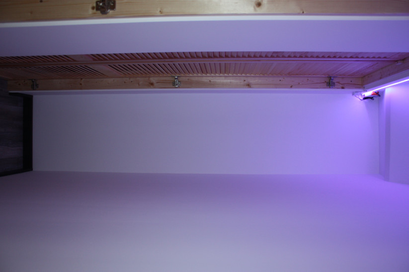 LED подсветка над шкафами.