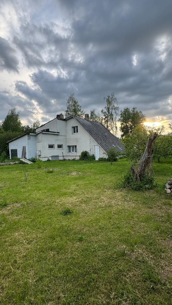 Lauku māja ar lielu dārzu apmācītā laikā.