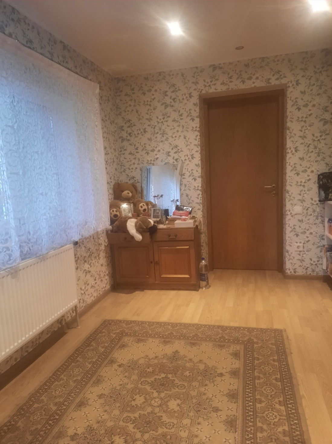 Guļamistaba ar lielu gultu un logu.