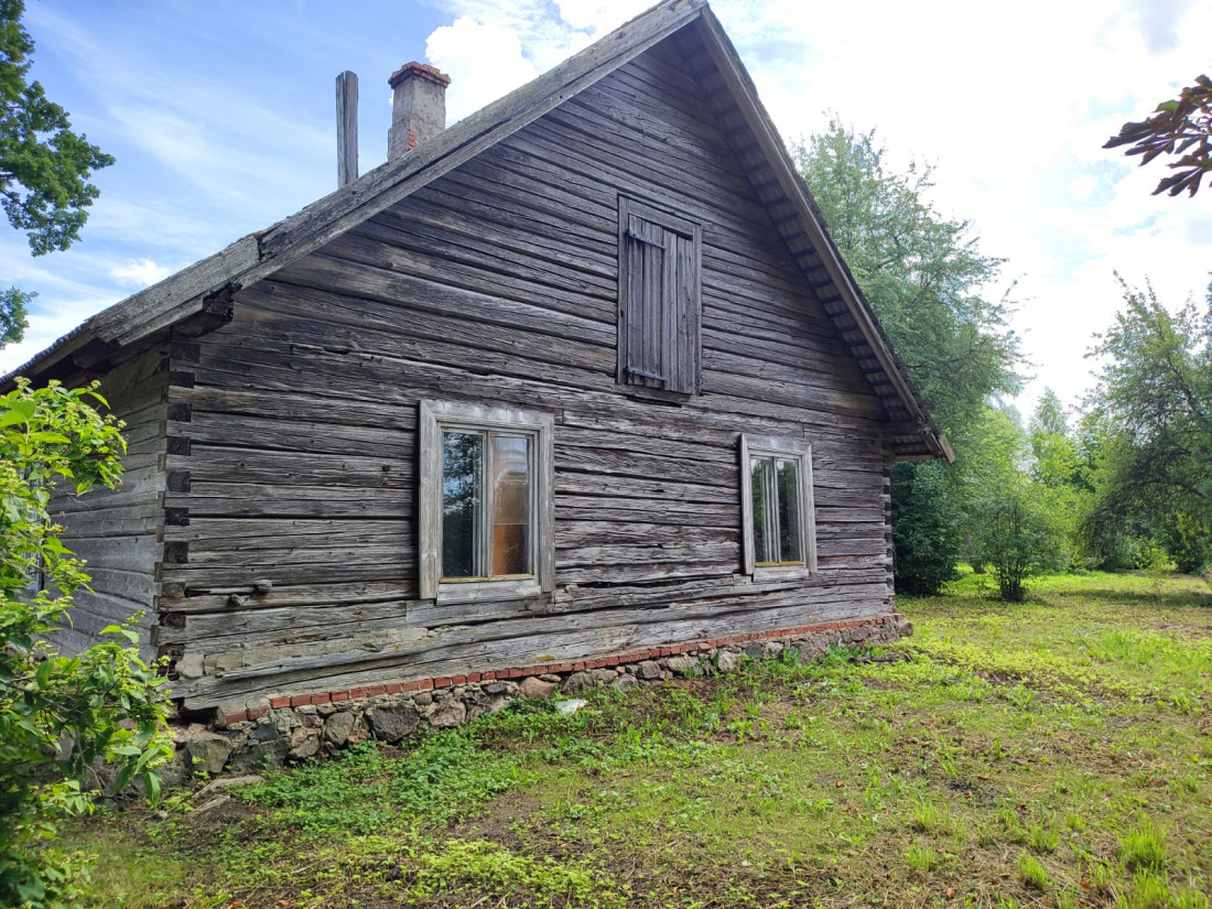 Koka māja ar vecu logu rāmi.