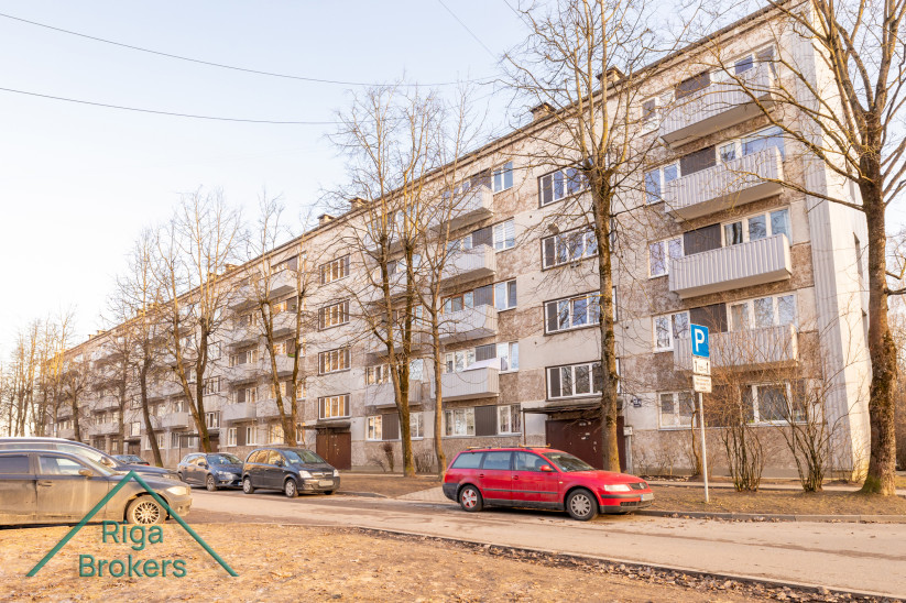 Dzīvojamā māja ar dzīvokļu balkoniem.