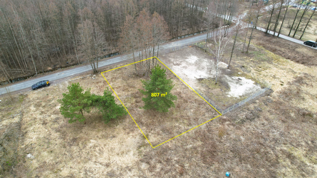 Drona foto ar zemes gabalu un 807 kvadrātmetru apzīmējumu