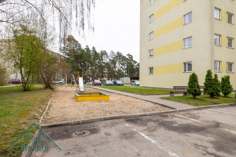 Rotaļlaukums pie dzīvojamās ēkas. 
