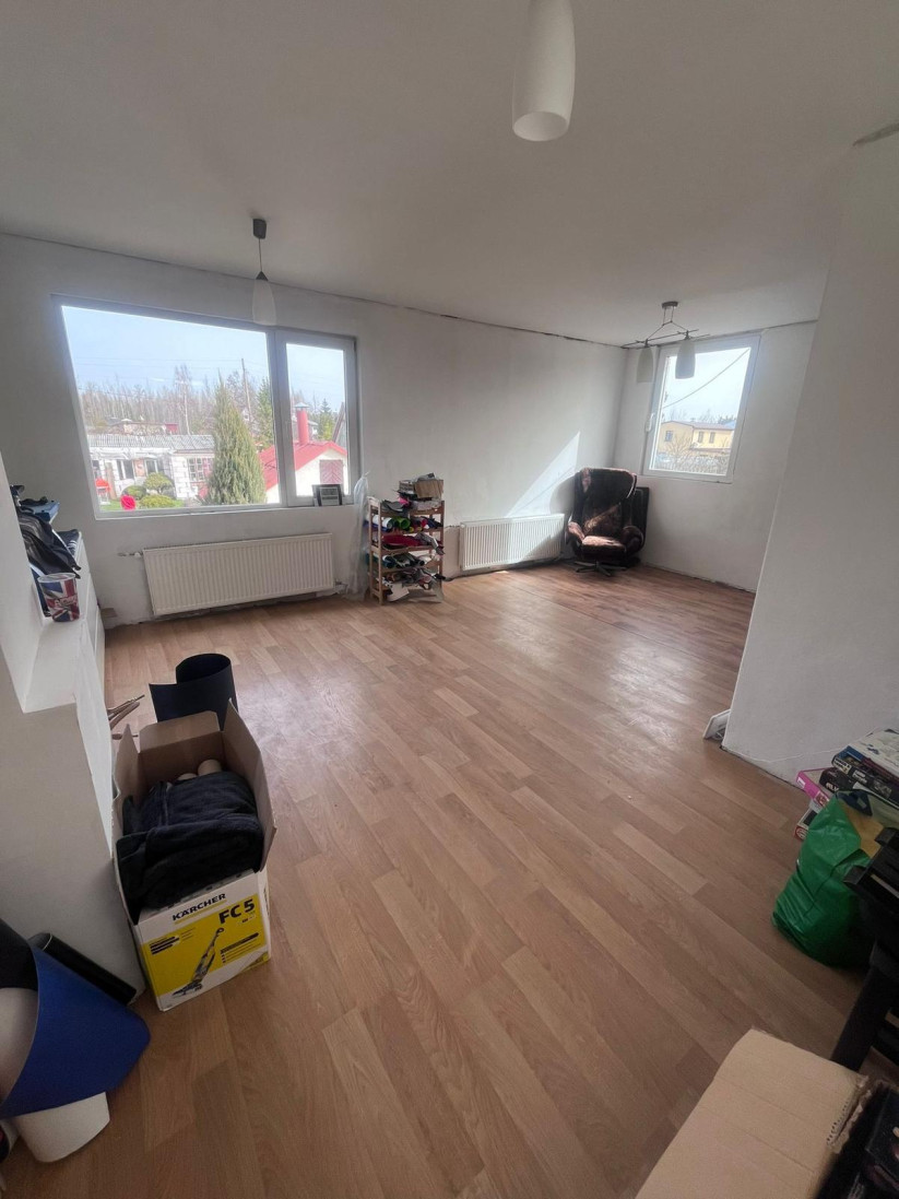 Lielas istabas interjers ar logiem.