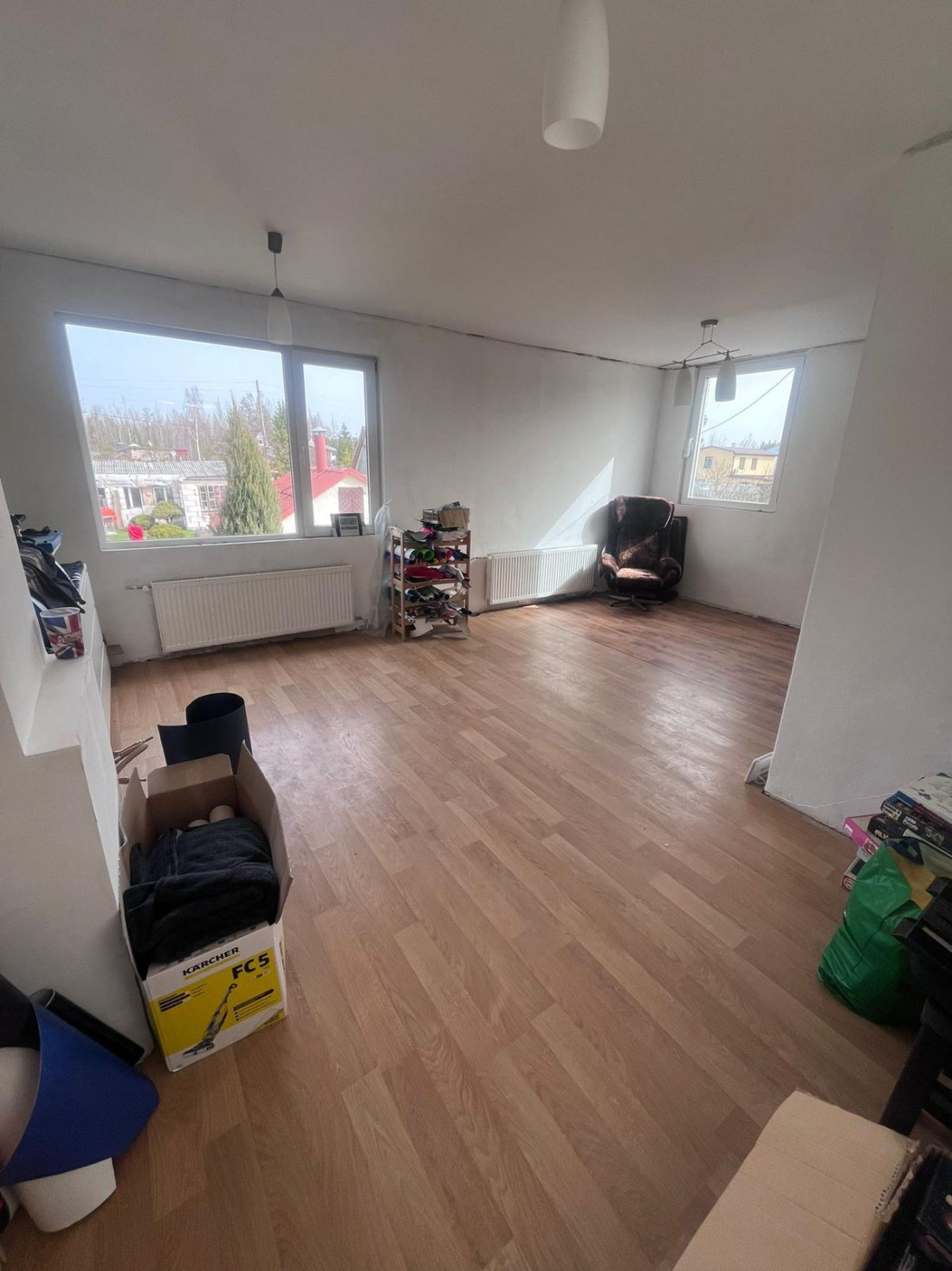 Lielas istabas interjers ar logiem.
