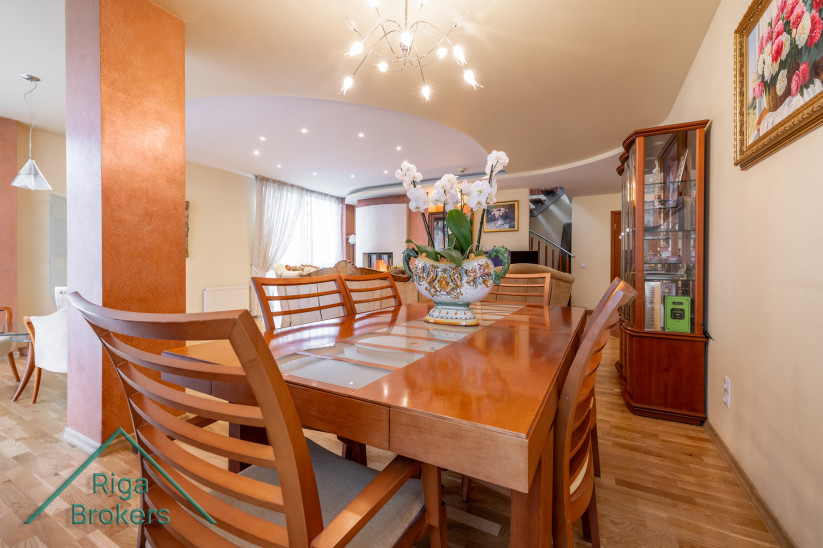 Dining table with floral decoration.
