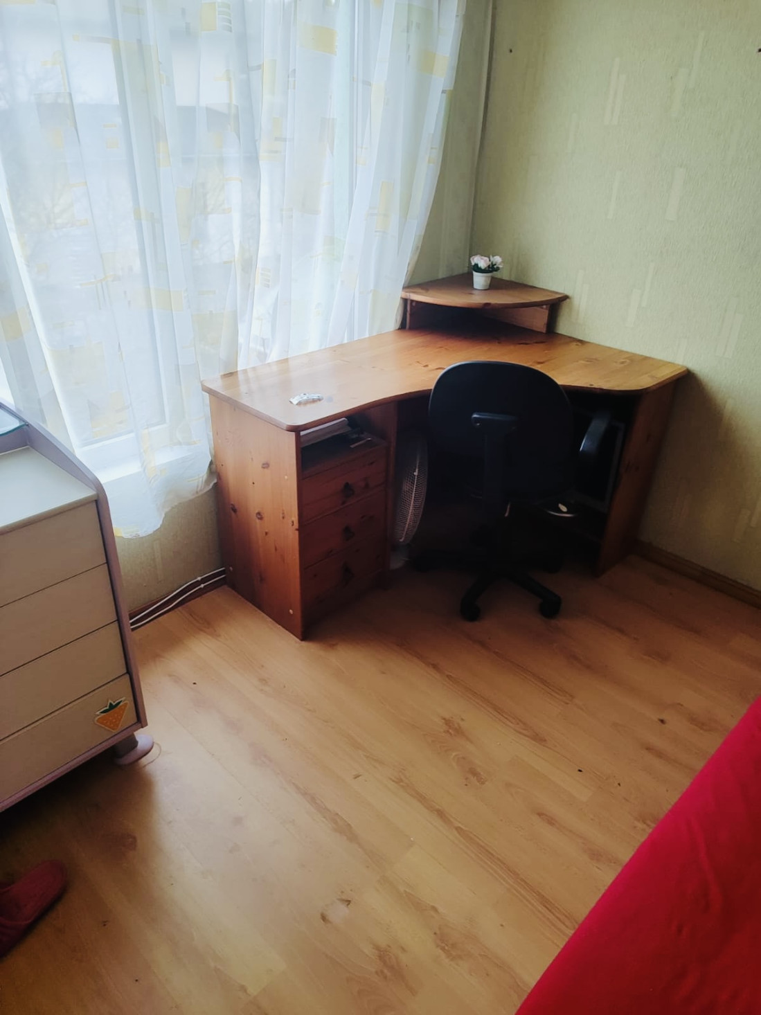  Stiklotas durvis un skats uz dārzu.