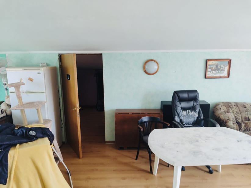 Galda zona ar baltu krēslu.