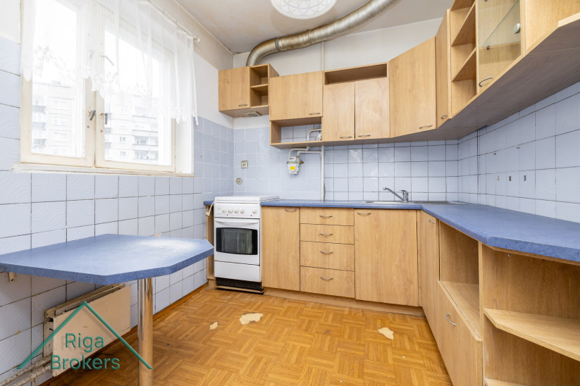 Virtuves telpa ar mēbelēm un logu
