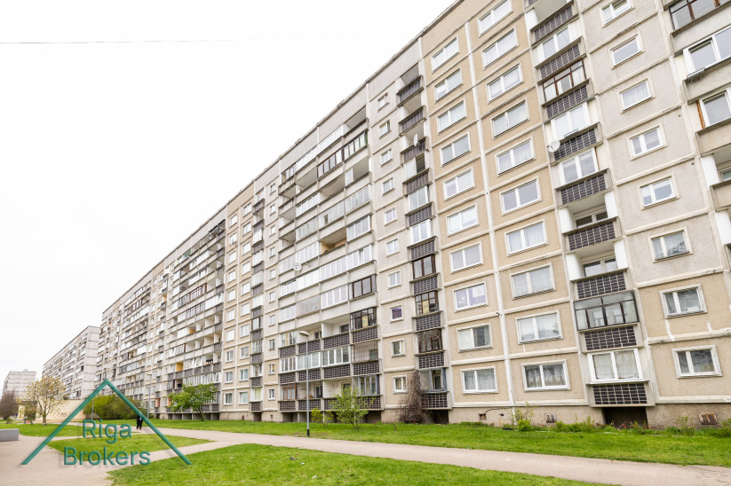 Daudzstāvu mājas priekšpuse.