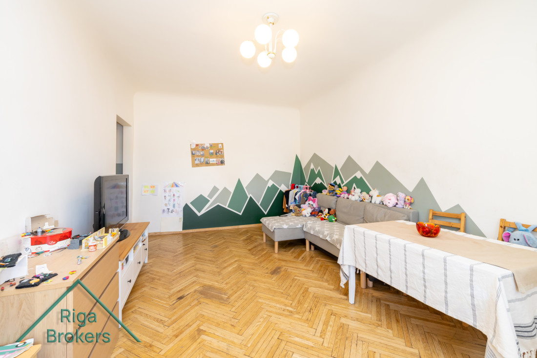 Bērnistaba ar montāžu un rotaļlietām. 