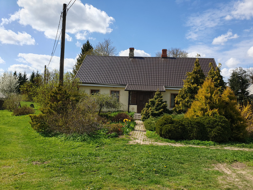 Mājīga māja ar skaistu dārzu.