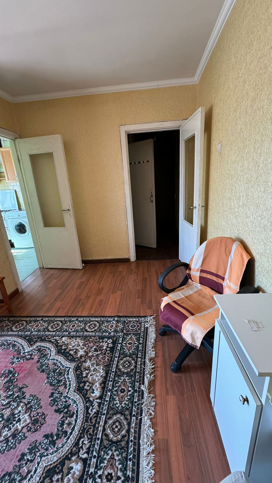 Dzīvojamās istabas durvis un mēbeles.