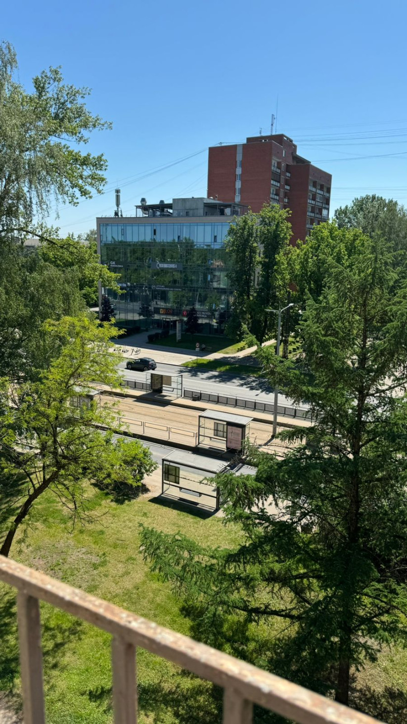 Skats no balkona uz ielu.