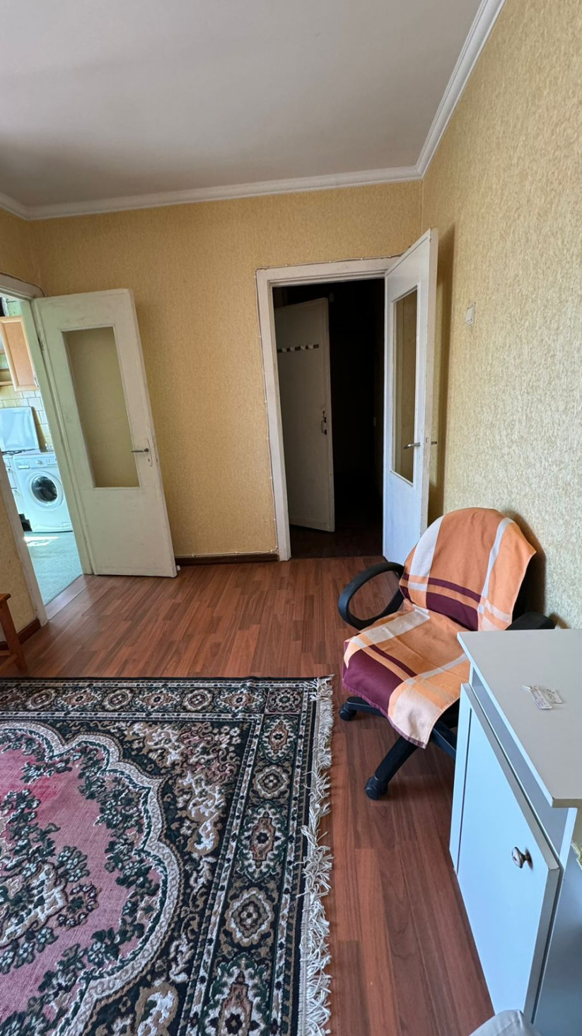Dzīvojamās istabas durvis un mēbeles.
