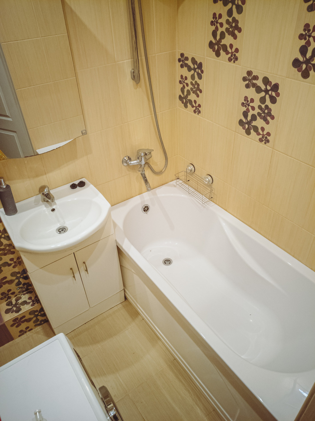 Bathroom with a bathtub and sink.