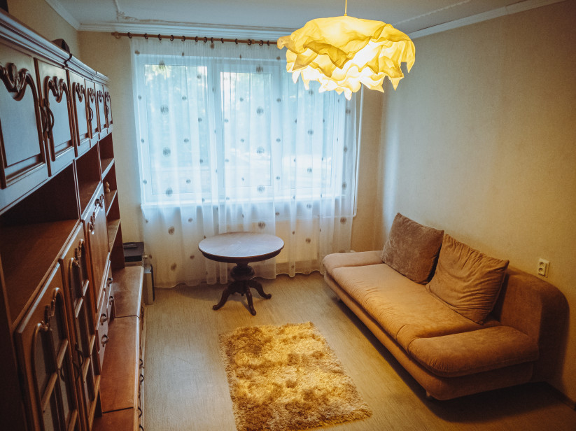 Living room with sofa and table.
