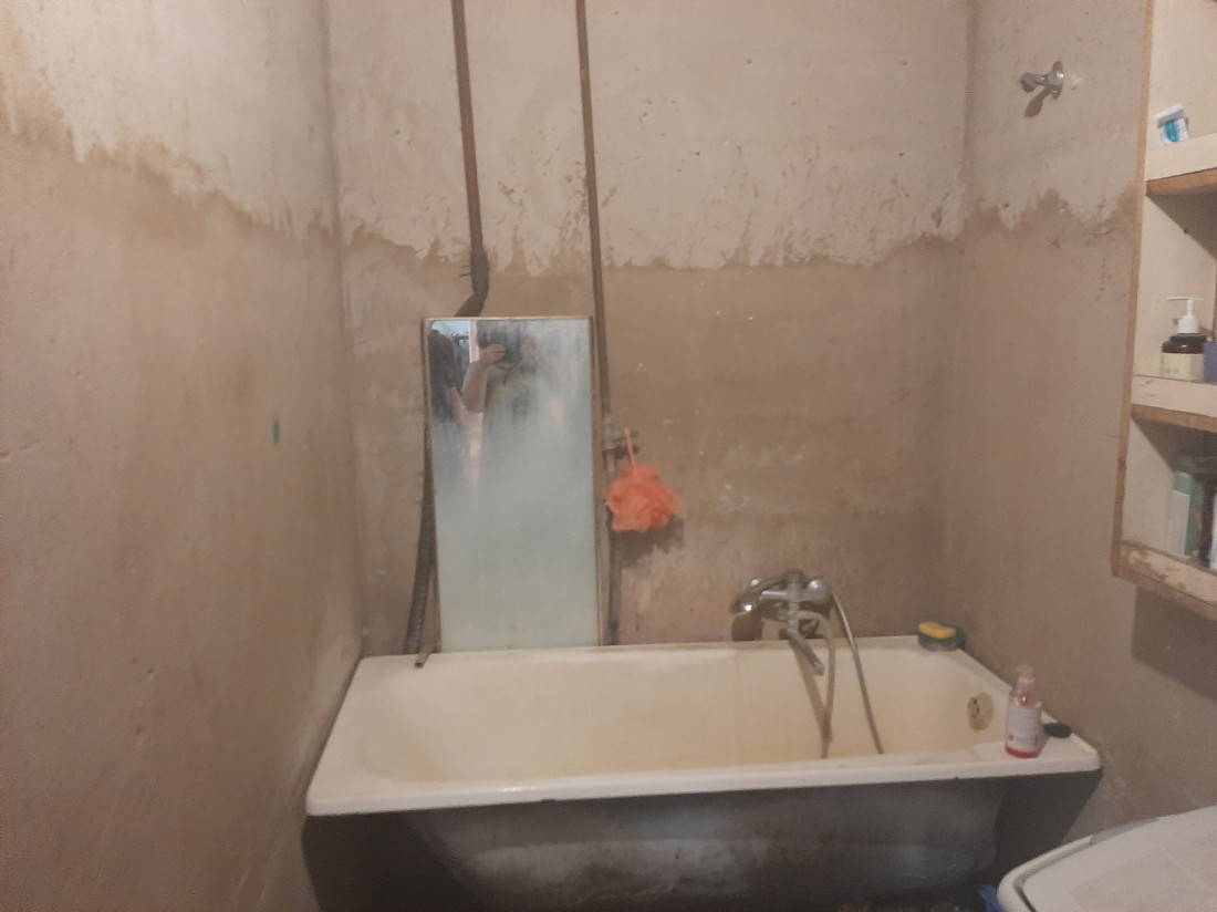 Bathroom with an old bathtub.