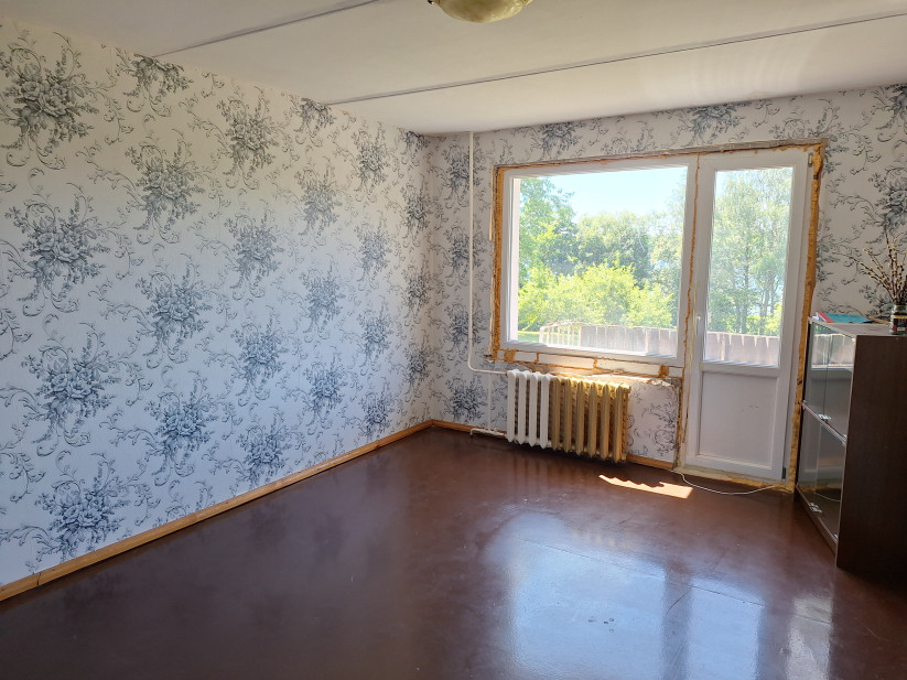 Room with light wallpaper and radiator