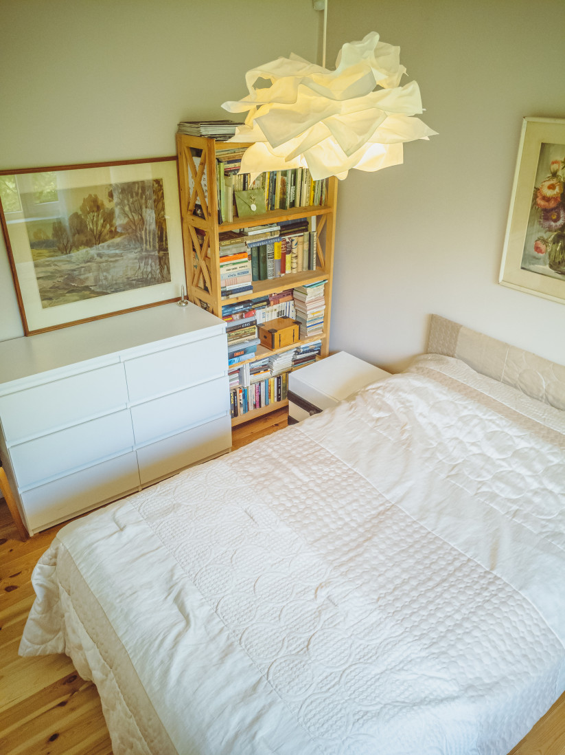  Bookshelf and cozy bed in the bedroom.