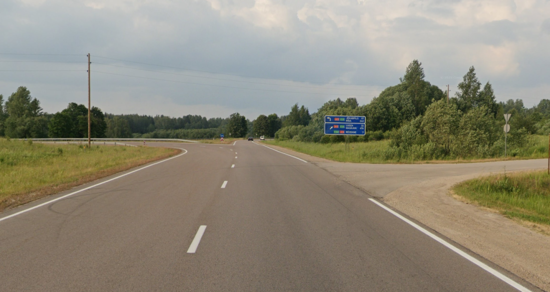Ceļa krustojums ar norāžu zīmēm.