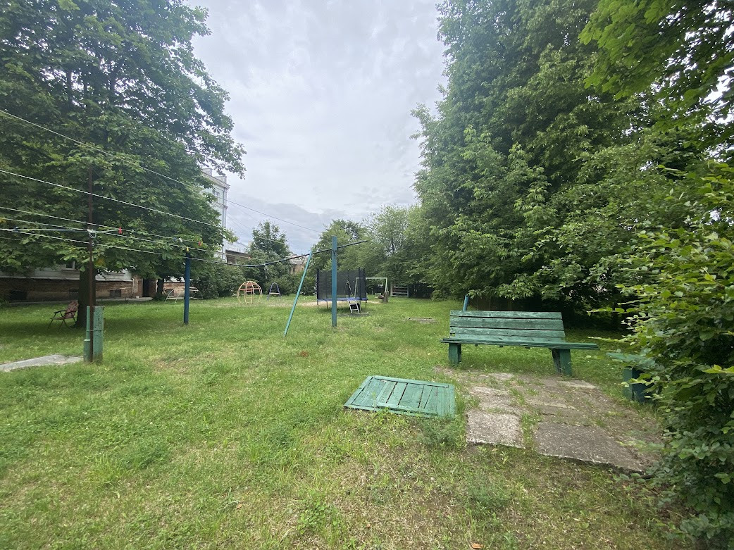  Yard with benches and drying lines.
